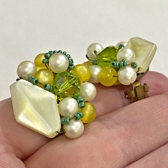 Vintage Mid Century Clip On Earrings Pearl Yellow Chartreuse Green Bead Clusters - Picture 7 of 8